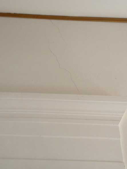Foto von einem senkrechten Riss in der Wand