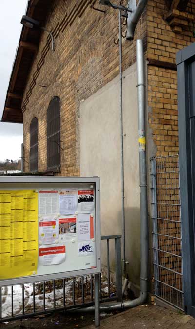 defektes Fallrohr am Gebäude Fallrohr defekt am Hauptgebäude ist zu sehen