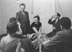 Foto Ende der 1950er Jahre - Roland L. und u. a. P. Paul Thömmes - in der Bernauer Straße? altes Foto zu sehen