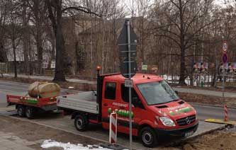 Tanken Foto von rotem Fahrzeug mit Tank