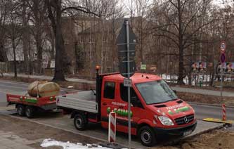 Foto von rotem Fahrzeug mit Tank