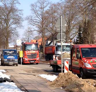 Foto von roten Fahrzeugen