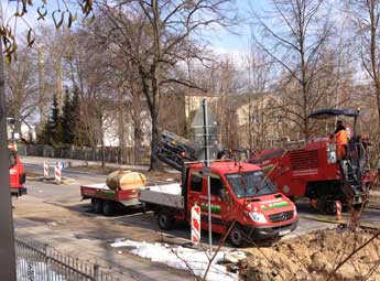 heute vielen rote Fahrzeuge aktuelles Foto mit vielen großen Fahrzeugen - alle rot - Höhe Eisenbahnstraße 131
