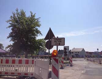 Foto von einem Verkehrsschild der süßen Ecke mit Beschriftung Rtg. - heute fotografiert. title=