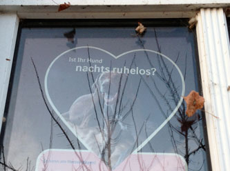 Foto von einer Reklame, gesehen in einem Schaufenster in der Eisenbahnstraße 