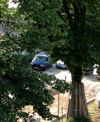 Foto - Blick aus dem Fenster - Auto auf Fußweg.