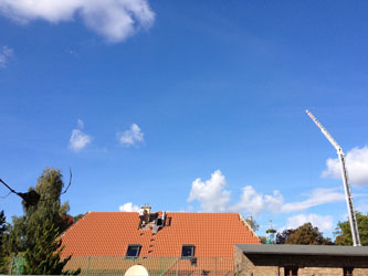 heute Mittag Arbeit am neuen Dach Foto von einem neuen Dach ist zu sehen.