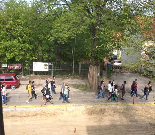 Foto: auf der Eisenbahnstraße strömen die Besucher. title=