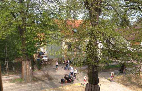 Foto: auf der Straßenbaustelle laufen die Besucher