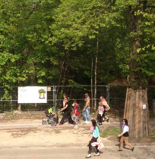 Foto von Besuchern auf der Eisenbahnstraße.