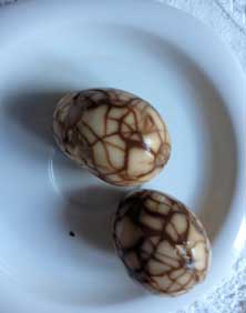 Foto von zwei gemusterten Eiern auf einem Teller.