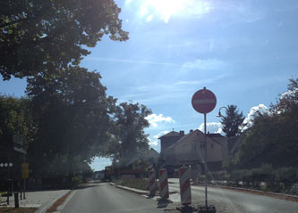 Foto von einem Bagger und LKW unter den Linden ist zu sehen.