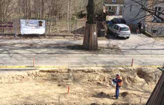 heute früh so um 10 Uhr wird gemessen Foto von der Baustellenstraße mit Arbeiter.