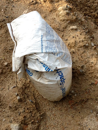 Foto von einem Sack - heute auf der Baustraße an anderer Stelle wiederentdeckt.