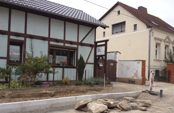 Granitborde in der Straße Foto von Granitborden und Häusern ist zu sehen.
