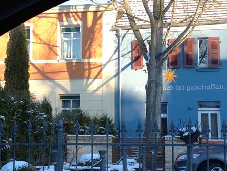 Foto von zwei farbigen Hausfassaden in der Einbahnstraße - Firma Protz.