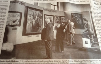 Blick auf Foto aus der Tageszeitung, heute Foto von Zeitungsartikel - Blick in die Ausstellung