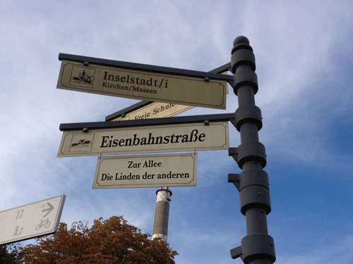 Schilder mit Richtungsanzeiger Lindenallee in die Eisenbahnstraße am Bahnhof