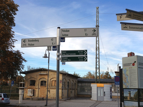 Schilder in alle Richtungen am Bahnhof in Werder