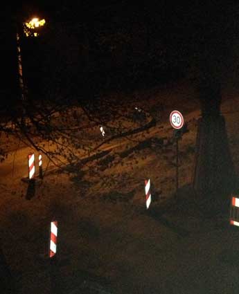 heute Nacht Blick auf die eine Fahrbahn Foto im Dunkeln Blick auf die Einbahnstraße, eine Fahrbahn