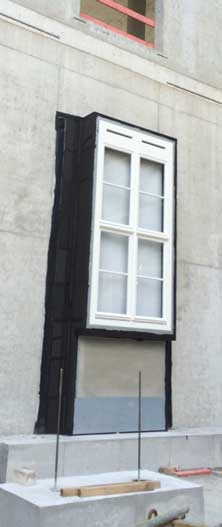 Im Rohbau - Betonschloß ist eine Musterfenster eingebaut zu sehen Musterfenster im Betonschloss ist zu sehen