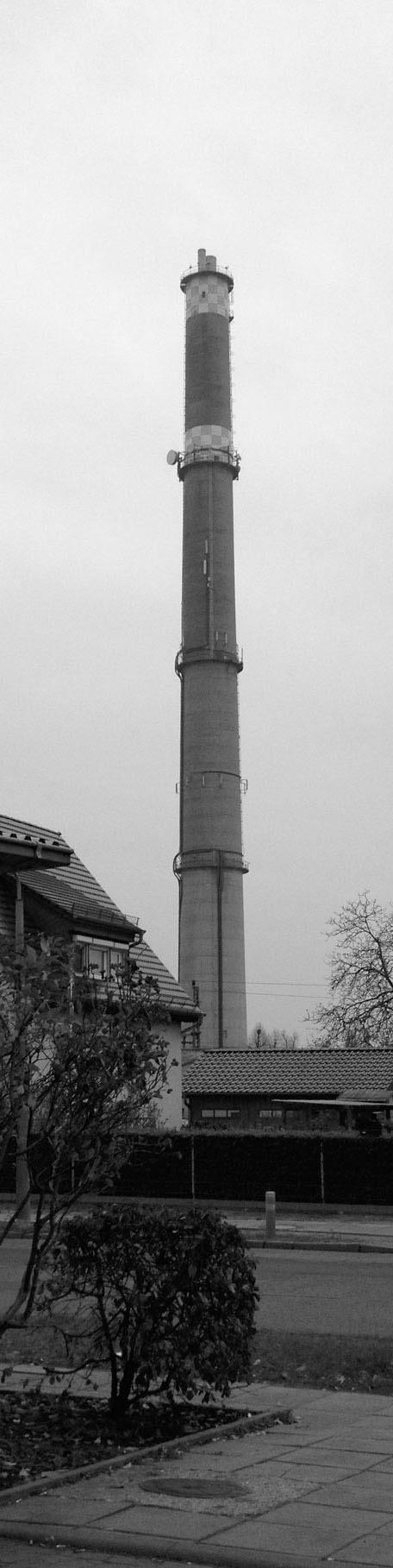 Foto von Betonschornstein Nähe Bahnhof ist zu sehen - heute.