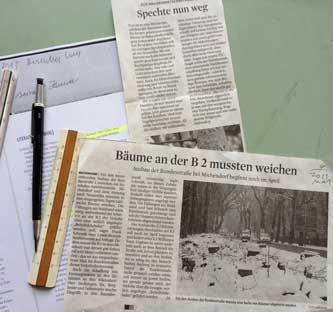 Zeitungsausschnitte Foto von Zeitungsausschnitten auf einem Tisch.
