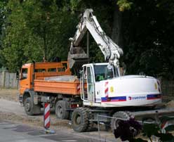 Foto von großem Gerät direkt unter einem alten Baum ist zu sehen