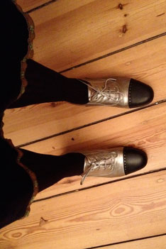 Foto von Silberschuhen Schuhe am Fuß sind zu sehen - Foto.