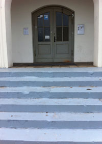 Foto von Treppe am Kino neu - heute Foto von Kino mit Treppe ist zu sehen - heute.