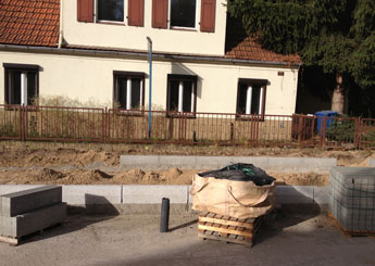 Blick auf den Straßenausbau - Borde werden gesetzt Foto: Blick auf den Straßenausbau - Borde - ist zu sehen.