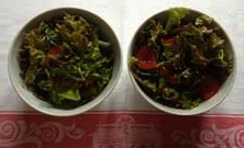 Foto von zwei Schüsseln mit Salat