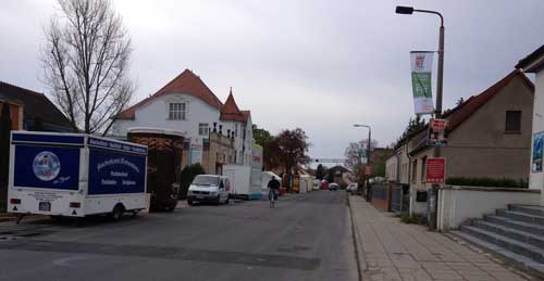 Foto von Buden in der Einbahnstraße. Höhe Kino.