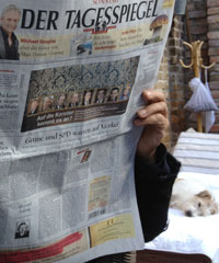 heute Zeitung Tagesspiegel lesen und Hund Foto von einem Tagesspiegelzeitungsleser und Hund ist zu sehen.