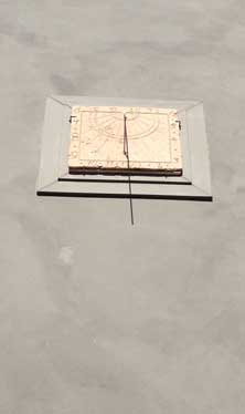 hetue Mittag - Sonnenuhr Foto von einer alten Sonnenuhr am Haus