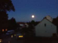 Foto vom Mond über der Eisenbahnstraße heute