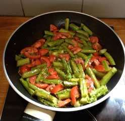 Foto von einer Pfanne mit Spargel und Tomaten - heute fotografiert. title=