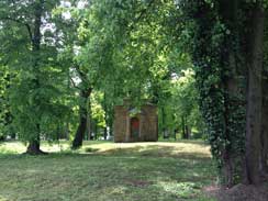 Foto von einem kleinen Gebäude im Park in Petzow - das ehemalige Spritzenhaus. title=