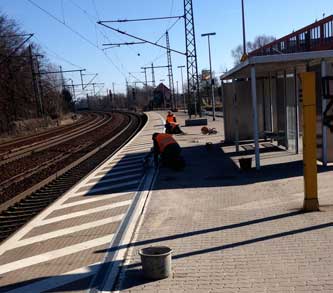Pflasterer heute Foto von Pflasterern am Bahnsteig