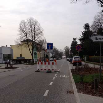 Foto von der Straße mit Verkehrsschildern - Richtung Innenstadt.