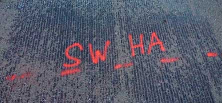 Foto von Strichen auf der Fahrbahn