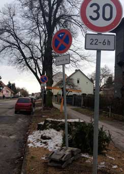 Foto von Verkehrsschildern an dem Lindenstumpf Nr. 109, heute gesehen.