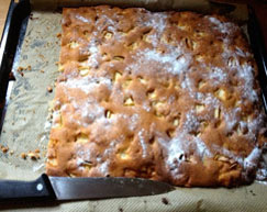 Apfelkuchen auf einem Blech. fertiger Kuchen auf dem Blech - Foto.
