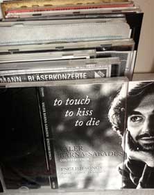 Foto von CDs in der Küche heute Foto von CDs, die in der Küche stehen