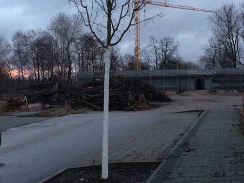 Baustelle mit Erdgeschoß ohne Decke ist zu sehen. Niemand ist vor Ort und arbeitet.