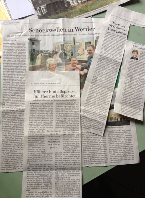 Artikel Foto von verschiedenen ausgeschnittenen Zeitungsartikeln übe die Therme ist zu sehen.