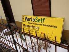 Fertighaus statt Remise! Foto von der Straße auf ein Wrbeschild für Fertighäuser