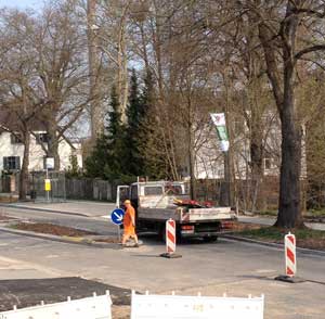 Foto von dem Verkehrsteiler, wo die Straßenschilder neu 