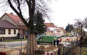 Foto von der Straßenbaustelle mit grünem Fahrzeug.