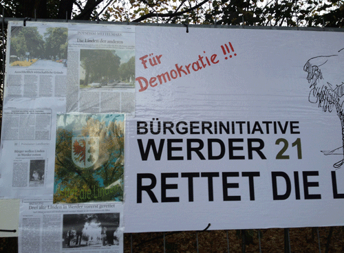 Infotafel der BI an der Straße Wandzeitung